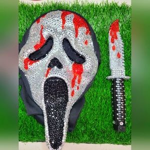 Scream mask and fack knife